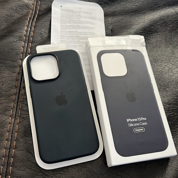 Apple brand MAGSAFE silicone case for iPhone 13 Pro - Picture 1 of 7